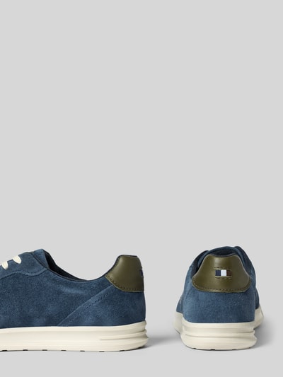 Produktfoto, Sneaker aus beschichtetem Leder Modell 'Powder' von bugatti in Blau mit strukturierter Sohle, abgerundeter Form und Label-Details.