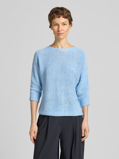 Vrouwenmodel draagt Strickpullover mit 3/4-Arm Modell 'Tapper' van FREE/QUENT, regular fit, ronde hals, lichtblauw, voorkant volledig zichtbaar, context: damestrui, ruglengte maat S 54 cm, mouwlengte maat S 43 cm. Ganzkörperansicht von vorne.