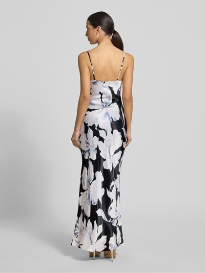 Frauenmodel trägt Maxikleid im Allover-Look Modell 'Valentina' von Forever New aus Reine Viskose mit Figurbetontem Schnitt und Spaghettiträgern, floral gemustert in Schwarz und Weiß, Ganzkörperansicht Rückansicht.