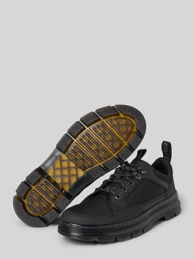 Produktfoto, sneakersy z mieszanki skóry model 'Reeder' od Dr. Martens, czarny kolor, wyprofilowana podeszwa, detal z logo, krój zaokrąglony, wysokość obcasa 4 cm, wysokość cholewki w rozmiarze 44: 7 cm, szerokość w rozmiarze 44: 8 cm, tekstura matowa