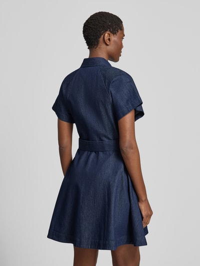 Männermodel trägt dunkelblaues Tailliertes Freizeitkleid aus reiner Baumwolle Modell 'KASTINA' von HUGO, strukturierte Oberfläche, Ganzkörperansicht Rückansicht.