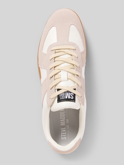 Produktfoto, Sneaker aus Leder mit Schnürung Modell 'Waltor' von Steve Madden in Beige und Weiß, abgerundete Spitze, Label-Detail, gröber strukturierte Texturen, Größe 44.