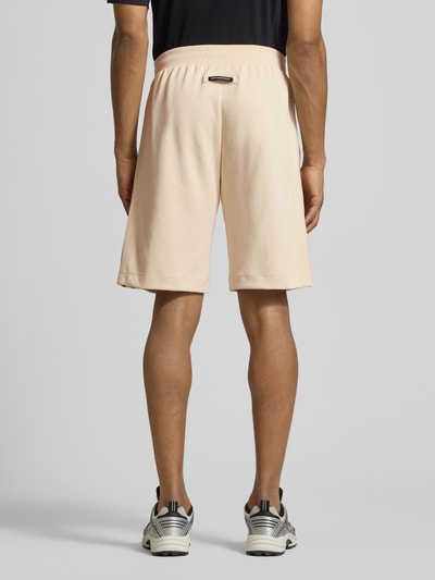 Mannelijk model draagt Shorts met elastische tailleband van EA7 Emporio Armani in beige, katoenmix, regular fit, achteraanzicht hele lichaam