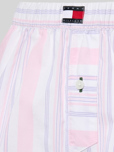 Produktfoto, Loose Fit Pyjama Shorts aus reiner Baumwolle von TOMMY HILFIGER, Optik:Allover-Muster, gestreift in Pastellrosa und Weiß, Logo-Patch, elastischer Bund, seitliche Eingrifftaschen, Materialverarbeitung: Poplin, reine Baumwolle
