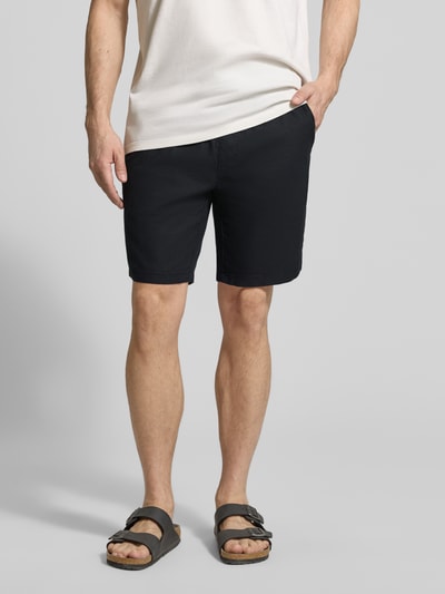 Männermodel trägt Shorts aus Leinen-Baumwoll-Mix Modell 'barton' von Matinique, Regular Fit, elastischer Bund mit Tunnelzug, Ganzkörperansicht von vorne.