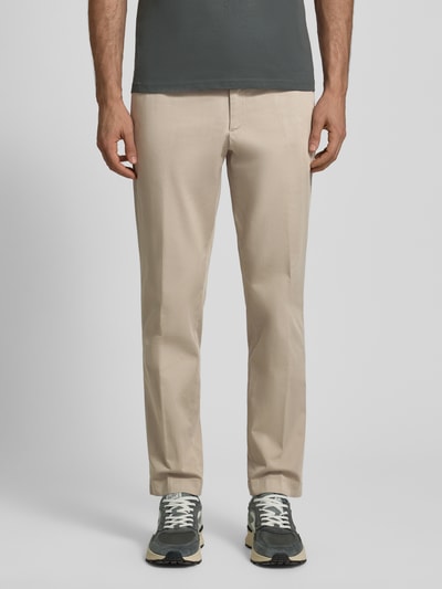 Männermodel trägt Stoffhose mit Gesäßtaschen Modell 'Hank' von JOOP! Collection, Beige, Baumwoll-Elasthan-Mix, Gerader-Schnitt, Ganzkörperansicht von vorne.