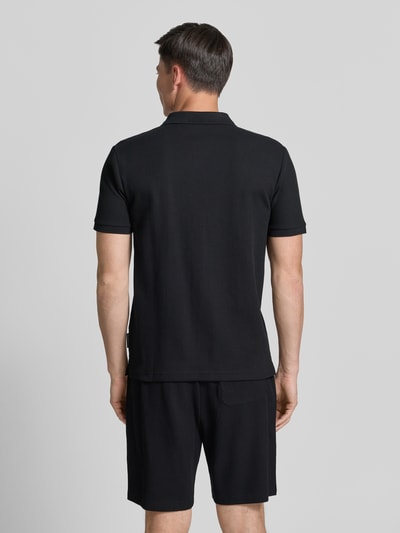 Männermodel trägt Regular Fit Poloshirt aus reiner Baumwolle von Tom Tailor Denim in Optik: Unifarben, Ripp, Ganzkörperansicht Rückansicht.