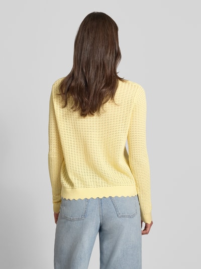 Frauenmodel trägt Regular Fit Strickjacke aus reiner Baumwolle Modell 'SCOUT' von Pieces, Optik: Unifarben, Strick, Ganzkörperansicht Rückansicht.