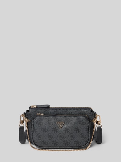 Produktfoto, czarna Pouch mit Label-Applikation Modell 'NOELLE II' od Guess, główna przegroda z zamkiem błyskawicznym, uchwyt, pasek na ramię, aplikacja z metką, Szerokość w rozmiarze 1: 24 cm, długość w rozmiarze 1: 13 cm, głębokość w rozmiarze 1: 5 cm, długość paska na ramię w rozmiarze 1: 122 cm