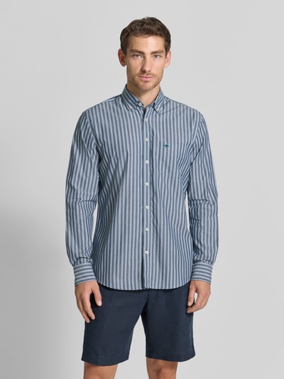 Mannelijk model draagt Slim Fit vrijetijdsoverhemd met button-downkraag van Fynch-Hatton, puur katoen, all-over look, borstzak, labelstitching, ruglengte maat M 80 cm, schouderbreedte 52 cm, mouwlengte 68 cm, blauw gestreept, voorkant volledig zichtbaar, Ganzkörperansicht van voren.
