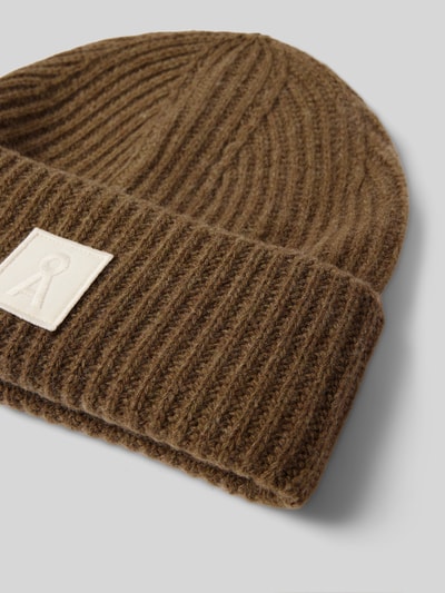Produktfoto, braune grob gestrickte Mütze aus reiner Wolle Modell 'ICONIC Å WOOL' von ARMEDANGELS, strukturierte Oberfläche
