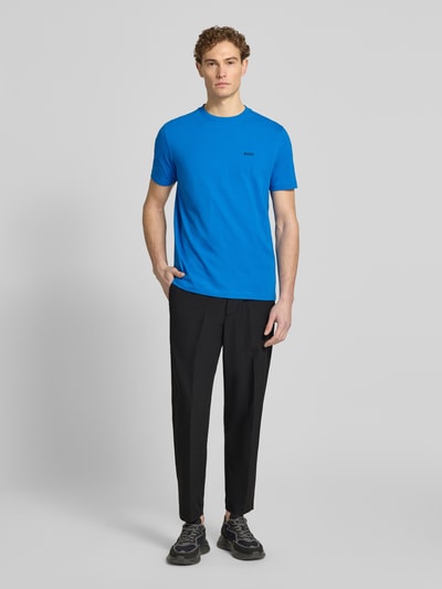 Männermodel trägt Tapered Fit pantalon uit gemakkelijk te strijken materiaal model 'T_CONVERT' van BOSS Green, look: effen, regular fit, tunnelkoord sluiting, lengte: kort, persplooien, sneldrogend, geïntegreerd kaartetui, zij-steekzakken, 4-weg stretch materiaalverwerking, Ganzkörperansicht von vorne.