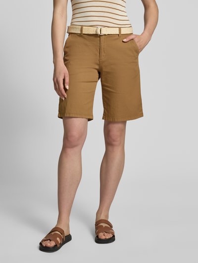 Frauenmodel trägt Bermudas mit Gürtel Modell 'ROVENA' von Soyaconcept aus Baumwoll-Elasthan-Mix in Camel, Regular-Fit, Nahaufnahme Oberkörper bis Knie.
