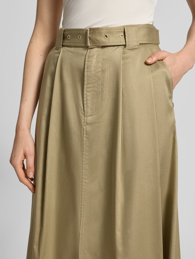 Frauenmodel trägt Faltenrock mit Gürtel Modell 'Koda Billie' von MOS MOSH in Beige, Lyocell-Baumwoll-Mix, A-Linie, Nahaufnahme Oberkörper.