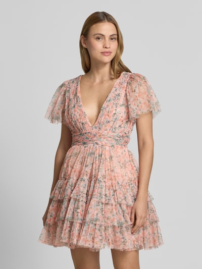Frauenmodel trägt Cocktailkleid im Stufen-Look mit Taillenband von LACE & BEADS in zarten Pastellfarben, Mesh, taillierte Passform, V-Ausschnitt, Drapierungen, Minikleid, Ganzkörperansicht von vorne. Rückenlänge 83 cm, Brustweite 36 cm, Ärmellänge 23 cm.