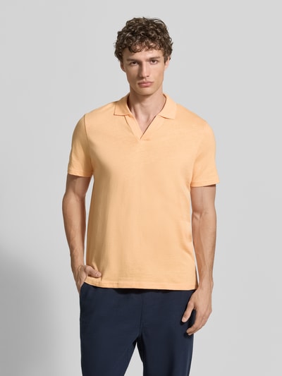 Männermodel trägt Slim Fit Poloshirt mit V-Ausschnitt von MCNEAL in Apricot, reine Baumwolle, Polokragen, Ganzkörperansicht von vorne.