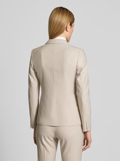 Frauenmodel trägt Slim Fit Longblazer mit Viskose-Anteil Modell 'ADALAS' von HUGO in Unifarben mit Reverskragen, Schulterpolster, 2-Knopf-Verschluss, Langarm und Pattentaschen, Ganzkörperansicht Rückansicht.