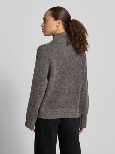 Vrouwenmodel draagt Regular Fit Strickjacke aus Woll-Mix Modell 'SIA' van Selected Femme, dames vest, bruin gemêleerd, volledige rugaanzicht.