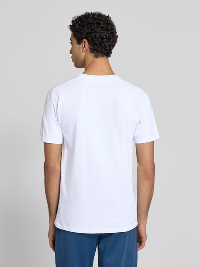 Męski model nosi T-Shirt mit Label-Stitching Modell 'CASSICA' von Ellesse, bawełna, prosty krój, okrągły dekolt, długość tyłu 71 cm, Ganzkörperansicht Rückansicht.