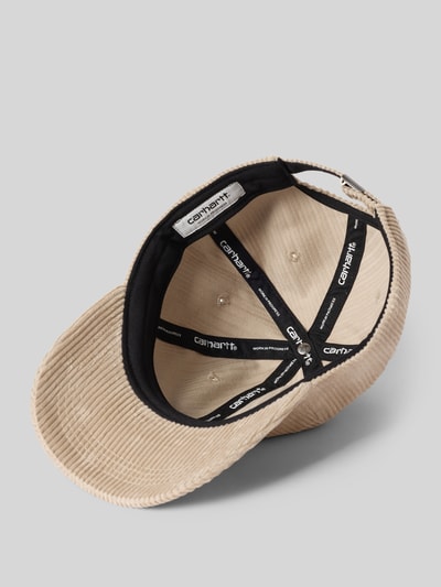 Produktfoto, Basecap mit Logo-Stitching Modell 'Harlem' von Carhartt Work In Progress aus beigem Cord, schwarze Innennähte, reine Baumwolle, verstärkter Schirm, eingestickte Luftlöcher, verstellbarer Riegel an der Rückseite