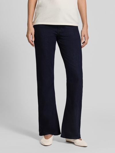 Männermodel trägt Bootcut Fit Jeans aus elastischem Baumwoll-Mix von Christian Berg Woman, granatowy kolor, 5-kieszeniowy fason, szerokość w rozmiarze 36/32: 38 cm, długość wewnętrzna nogawki: 77 cm, Ganzkörperansicht von vorne.