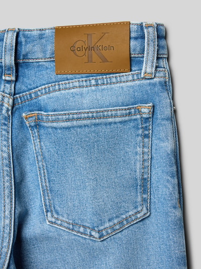 Produktfoto, Jeans mit 5-Pocket-Design von Calvin Klein Jeans, hellblauer Baumwoll-Elasthan-Mix, Label-Detail, sichtbare Nahtstruktur