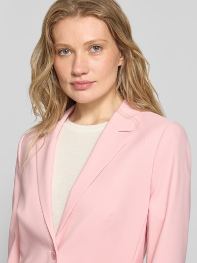 Frauenmodel trägt Slim Fit Blazer mit Reverskragen von Betty Barclay in zartem Rosa, Material-Mix mit Stretch, Nahaufnahme Oberkörper.