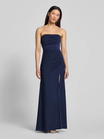 Frauenmodel trägt Slim Fit Abendkleid in Maxilänge mit Gehschlitz von Hey Kyla, Elastischer-Material-Mix, Schulterfrei, Dunkelblau, Raffung, Ganzkörperansicht von vorne. Rückenlänge bei Größe 36: 132 cm, Brustweite bei Größe 36: 28 cm.