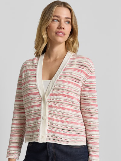Frauenmodel trägt Relaxed Fit Strickjacke aus reiner Baumwolle von Tom Tailor, Optik: Mehrfarbig, Strick, Knopfleiste, V-Ausschnitt, Ganzkörperansicht von vorne.