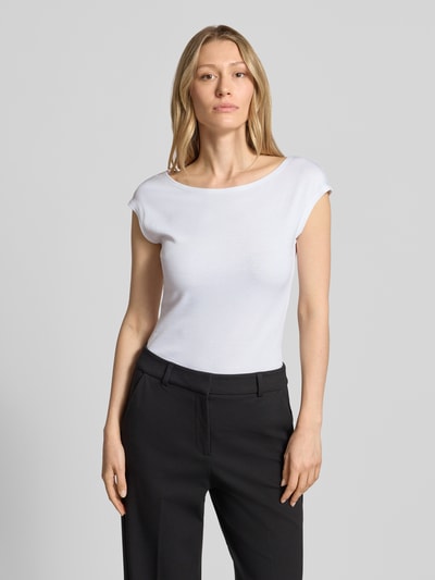 Frauenmodel trägt T-Shirt mit U-Boot-Ausschnitt und Label-Detail von Marc Cain, weiß, Baumwoll-Mix, körpernah, Nahaufnahme Oberkörper.