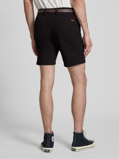 Männermodel trägt Straight Fit Shorts mit abnehmbarem Gürtel Modell 'Adam' von Jack & Jones in Schwarz, Baumwoll-Mix, Rückansicht Ganzkörperansicht. Shorts mit Eingriff- und Gesäßtaschen, elastischem Bund, Knopf- und Reißverschluss, Bundweite 40 cm, Innenbeinlänge 19 cm.