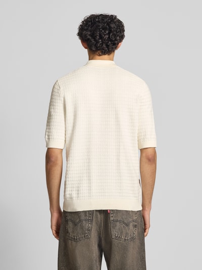 Männermodel trägt Regular Fit Poloshirt aus reiner Baumwolle Modell 'MENU' von Only & Sons in Creme mit Flechtoptik, Strukturmuster, Rippenabschlüssen, Polokragen und kurzem Reißverschluss, Strickmaterial, Ganzkörperansicht Rückansicht.