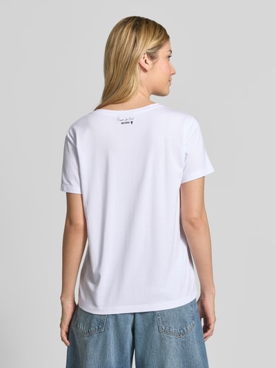 Vrouwenmodel draagt Regular Fit T-shirt met V-hals Model 'Dala' van MOS MOSH, modalmix, label-embleem, ruglengte maat S 58 cm, volledige lichaamsweergave achterkant.
