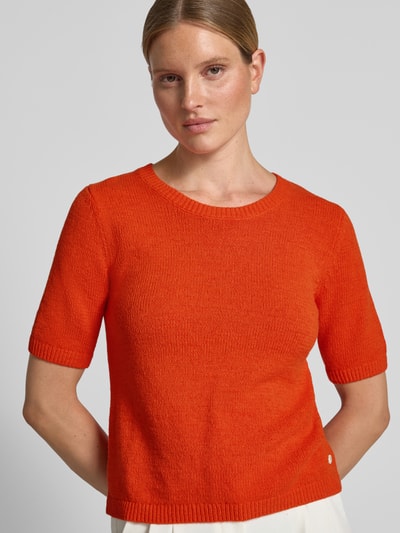 Frauenmodel trägt Strickpullover mit Rundhalsausschnitt und 1/2-Arm von Fynch-Hatton in Orange, Baumwoll-Mix, Regular Fit, Nahaufnahme Oberkörper