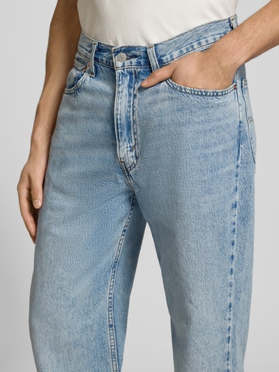 Mannenmodel draagt jeans met 5-pocketmodel van Levi's®, puur katoen, recht model, knoop- en ritssluiting, detailopname heup.