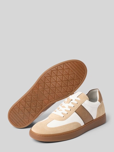Produktfoto, Sneaker aus echtem Leder mit Logo-Detail Modell 'Urs' von Carl Gross, Herren Sneaker, abgerundete Form, Schnürverschluss, braune und weiße Farbkombination, glatte und strukturierte Leder-Texturen, Absatzhöhe 3 cm, Schafthöhe 8 cm, Schaftweite 9 cm
