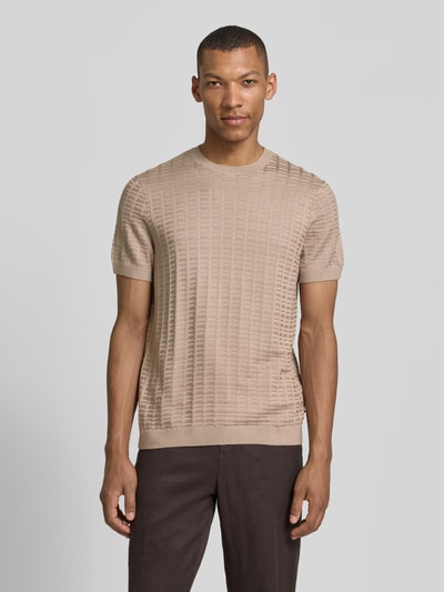 Männermodel trägt T-Shirt mit Label-Detail Modell 'Theor' von JOOP! Collection aus Viskose-Mix, Beige, Gerader-Schnitt, Ganzkörperansicht von vorne.