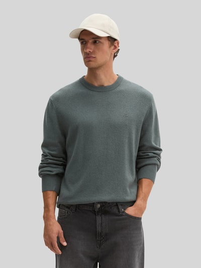 Männermodel trägt Regular Fit Pullover aus Baumwoll-Mix mit Schurwoll-Anteil von Marc O'Polo in Grau, Ganzkörperansicht von vorne, Herren Pullover von Marc O'Polo