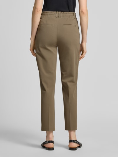Frauenmodel trägt Hose mit Gesäßtaschen Modell 'SEARCH' von Drykorn im Slim-Fit aus Material-Mix mit Viskose-Anteil, Ganzkörperansicht Rückansicht.