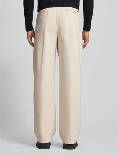 Männermodel trägt Stoffhose mit französischen Eingrifftaschen von Emporio Armani in Beige, Gerader-Schnitt, reine Baumwolle, Ganzkörperansicht Rückansicht.