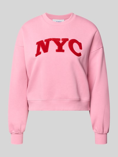 Produktfoto, Relaxed Fit Sweatshirt aus katoenmix Model 'Tatum' van JJXX, dames sweatshirt in roze met rode statementpatch NYC, ribboordjes, met lange mouwen, ronde hals, katoenmix, statementpatch, dropped shoulders