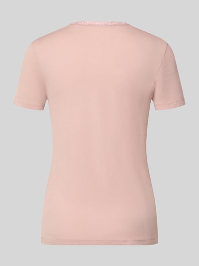 Frauenmodel trägt Slim Fit T-Shirt aus Viskose-Mix mit Spitzenbesatz von Christian Berg Woman in zartem Rosa, glatte Struktur, Ganzkörperansicht Rückansicht.