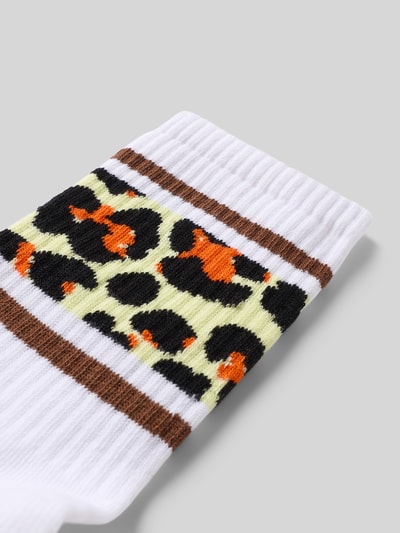 Produktfoto, Socken mit Leo-Print von Happy Socks aus stretchiger Baumwollmischung mit elastischem Rippbündchen und Label-Details, weiße Grundfarbe, braune und orange Muster, Nahaufnahme.