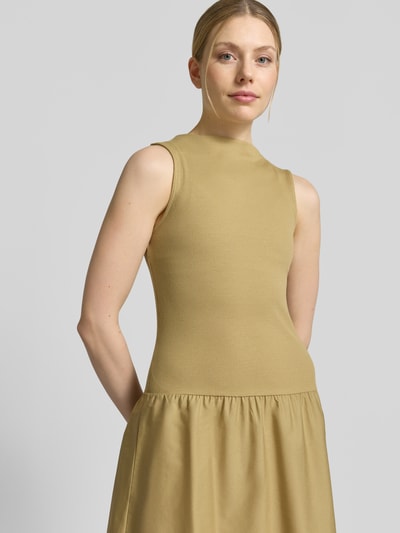Frauenmodel trägt Midikleid mit U-Boot-Ausschnitt Modell 'VALVIN' von Mango aus beigefarbenem Baumwoll-Mix, Nahaufnahme Oberkörper.