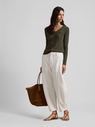 Frauenmodel trägt Regular Fit Strickpullover aus Woll-Kaschmir-Mix von Polo Ralph Lauren, unifarben, Zopfmuster, Ganzkörperansicht von vorne.