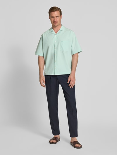 Männermodel trägt Relaxed Fit Freizeithemd mit Seersucker-Verarbeitung Modell 'LAPISY_M' von BOSS Orange, Optik: Unifarben, Ganzkörperansicht von vorne.