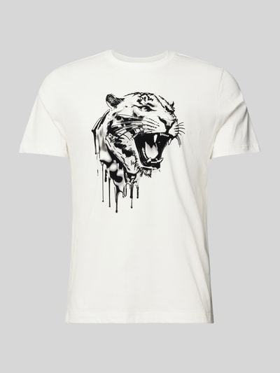 Männermodel trägt T-Shirt mit Label-Detail von Antony Morato, reine Baumwolle, Regular Fit, Weiß mit schwarzem Tigerprint, Nahaufnahme Oberkörper.