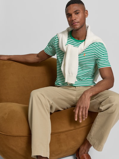 Männermodel trägt Slim Fit T-Shirt aus reiner Baumwolle von Polo Ralph Lauren, Optik:Unifarben, Two-Tone, Logo-Detail, Ganzkörperansicht von vorne.
