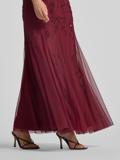 Frauenmodel trägt Regular Fit Abendkleid mit Ziersteinbesatz von Adrianna Papell im floralen Design, tiefer Burgunderrotton, feine Tüllstruktur, One-Shoulder-Design, Ganzkörperansicht von vorne.
