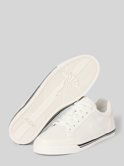 Produktfoto, weißer Sneaker mit Prägung Modell 'misto ice' von JOOP! SHOES, abgerundete Form, Lochmuster, strukturierte Sohle, Label-Detail